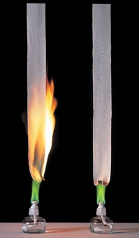 着火６秒後の綿ベルト（左）とタイネスト（右）との比較
